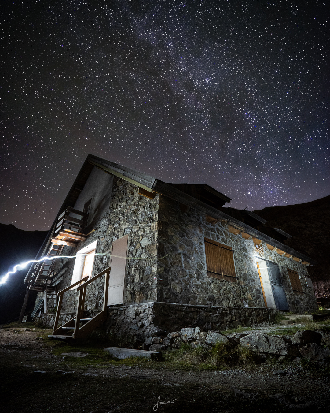 Refuge de Vens at night